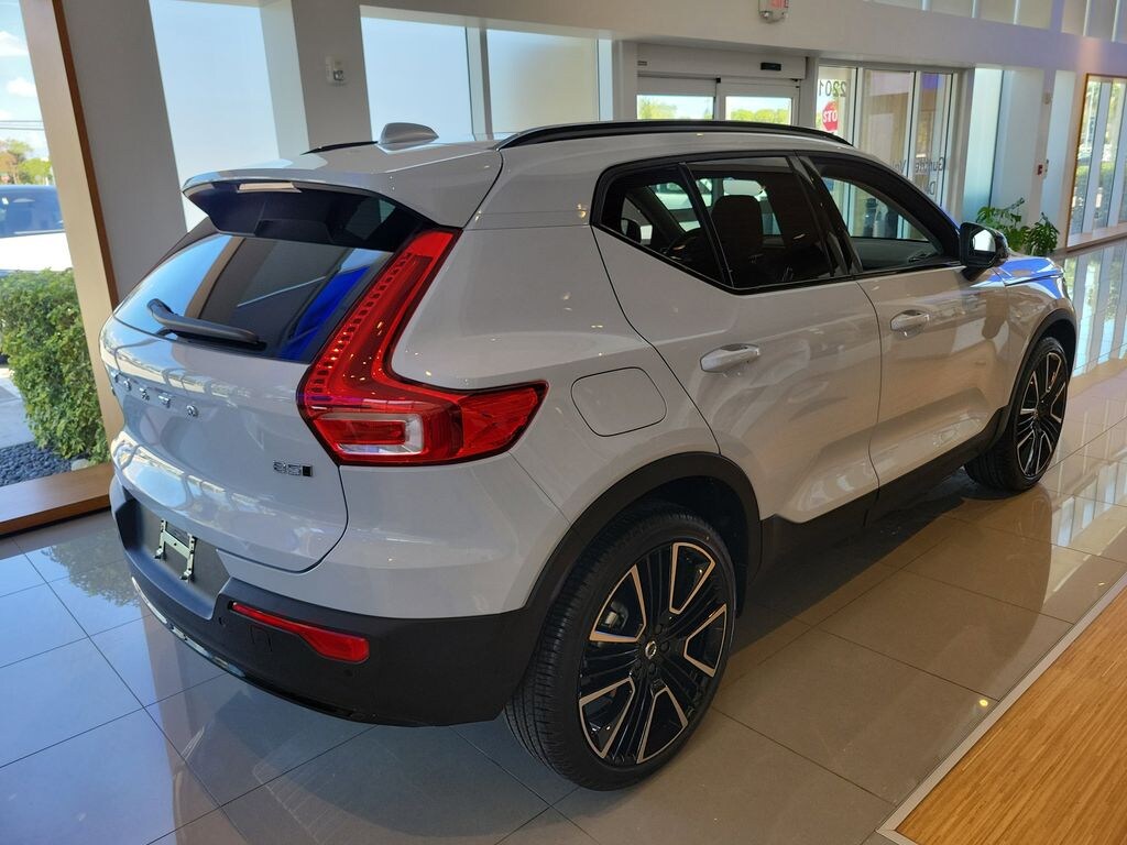 New 2026 Volvo XC40 B5 Ultra SUV