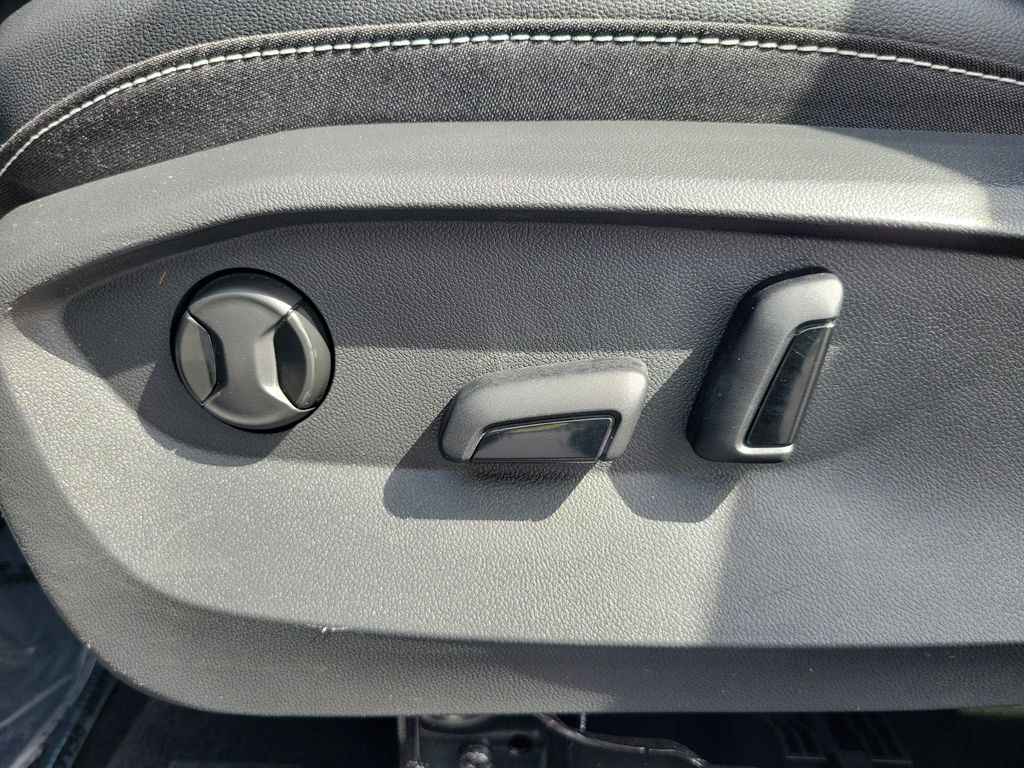 2023 Volkswagen Taos SE - Photo 16