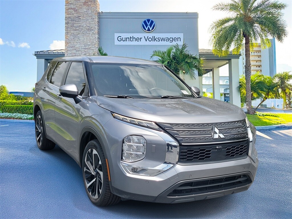 2024 Mitsubishi Outlander SE Black Edition photo 2