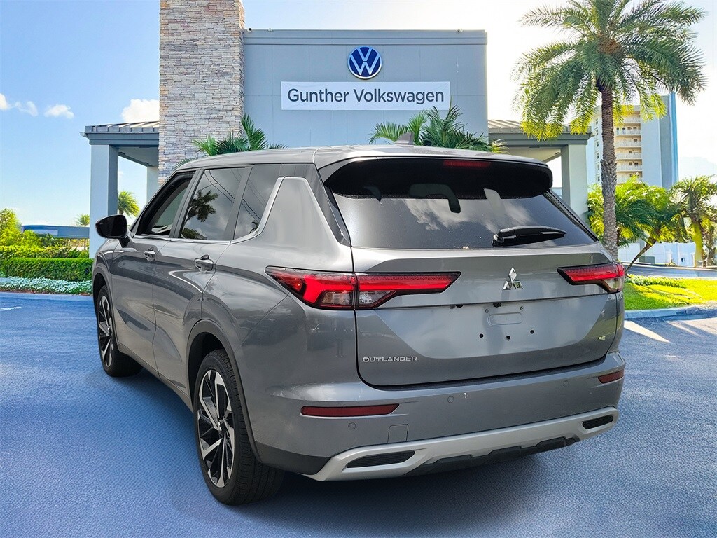 2024 Mitsubishi Outlander SE Black Edition photo 4