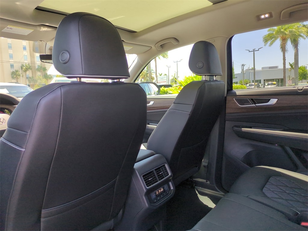 2025 Volkswagen Atlas SEL Premium R-Line - Photo 13