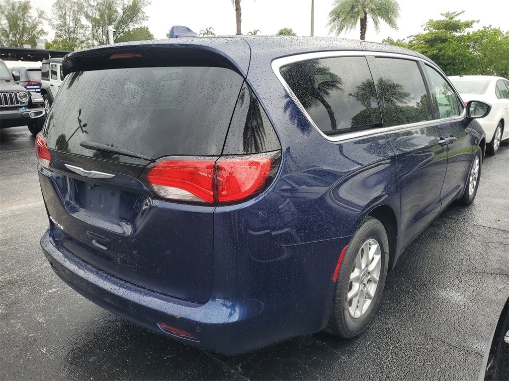 Used 2018 Chrysler Pacifica LX Minivan/Van