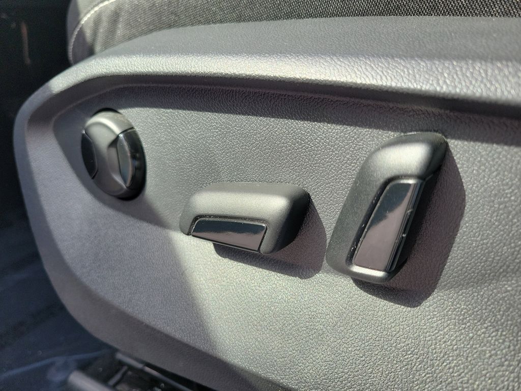 2023 Volkswagen Taos SE - Photo 14