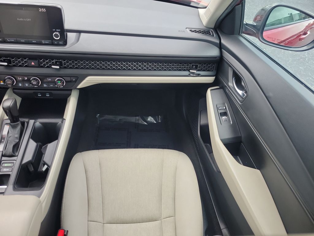 2025 Honda Accord SE - Photo 13