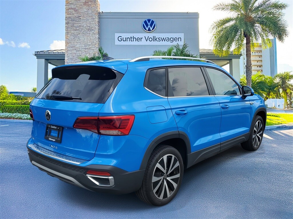 2023 Volkswagen Taos SE photo 2