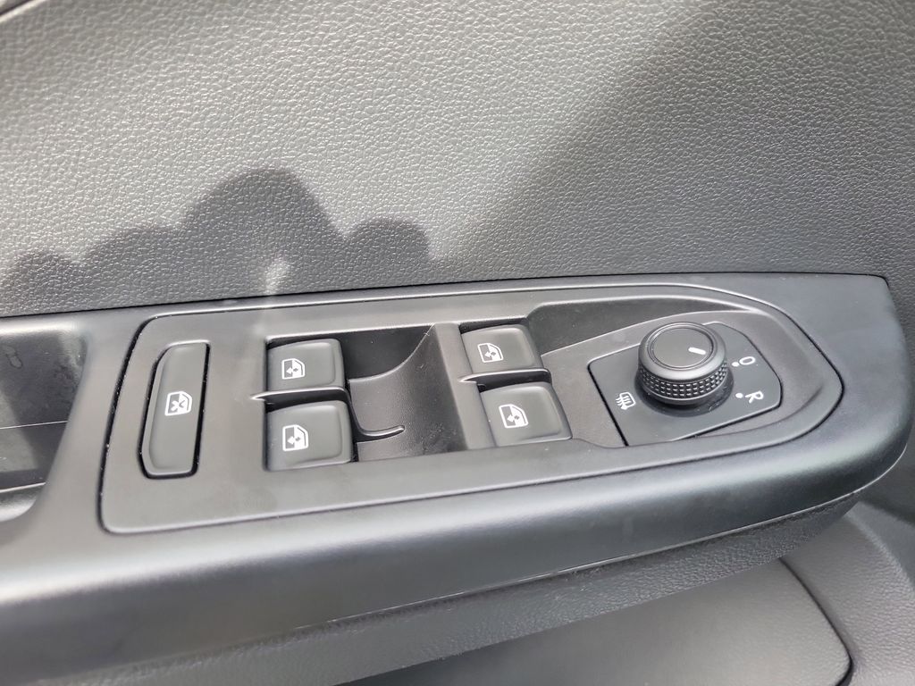 2023 Volkswagen Taos SE - Photo 18
