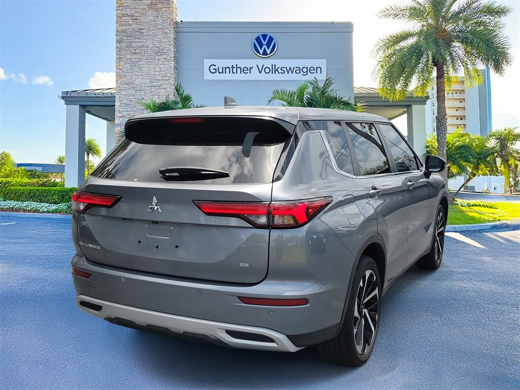 2024 Mitsubishi Outlander SE Black Edition photo 3