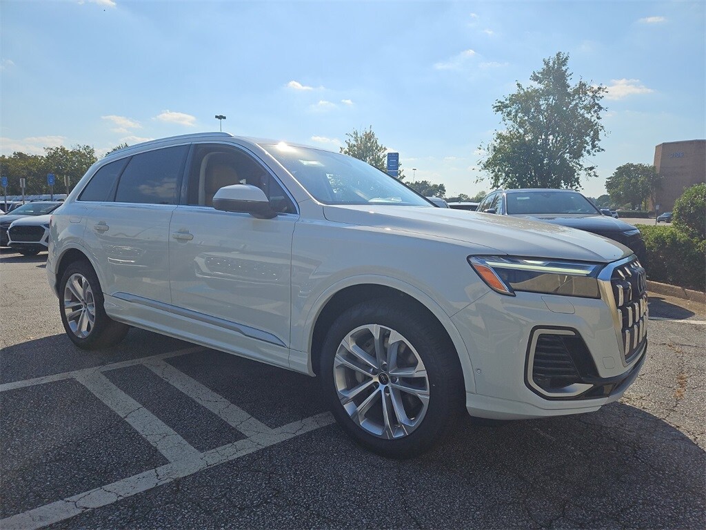 2025 Audi Q7 55 Premium Plus photo 3