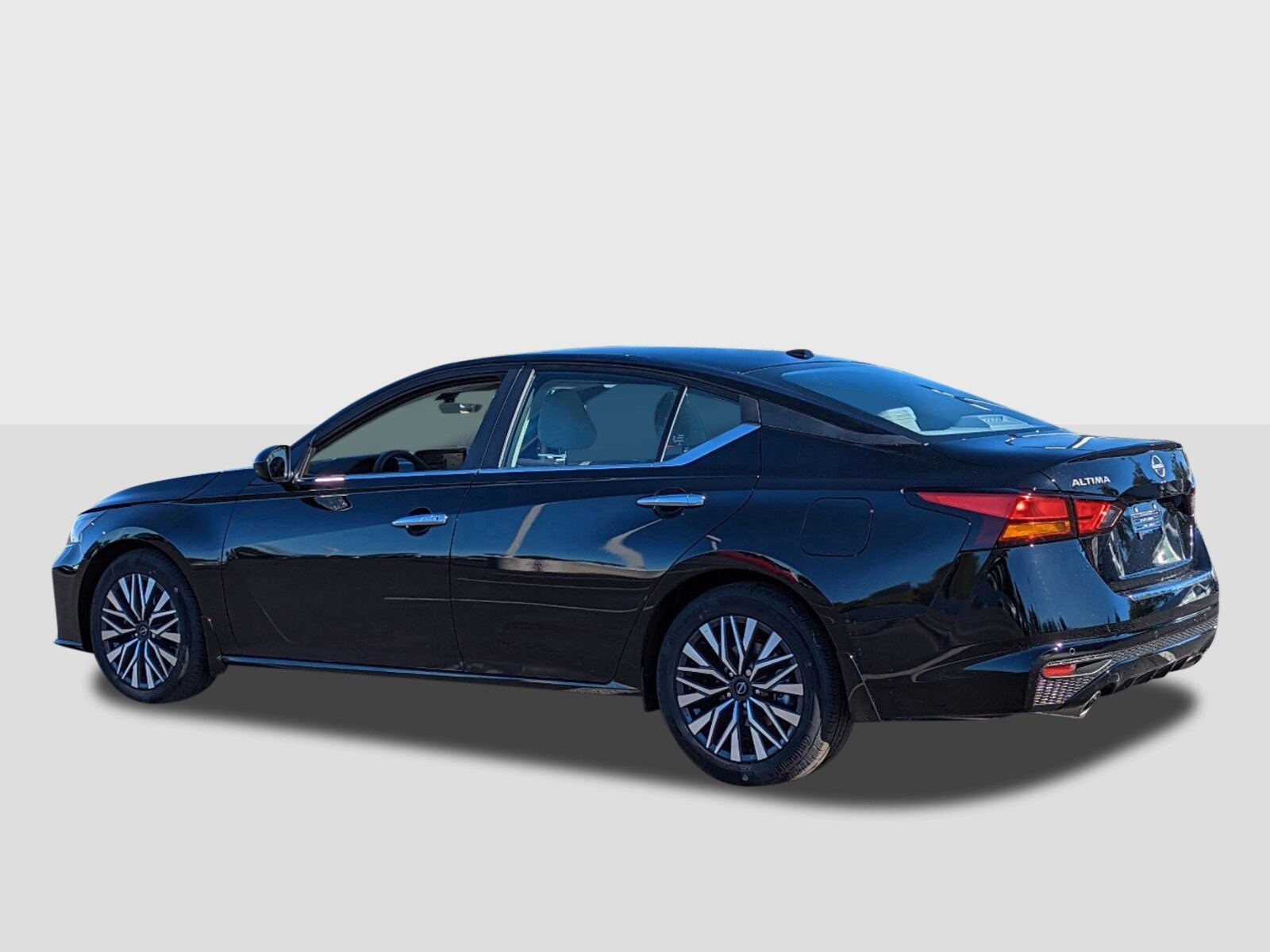 2025 Nissan Altima SV photo 3