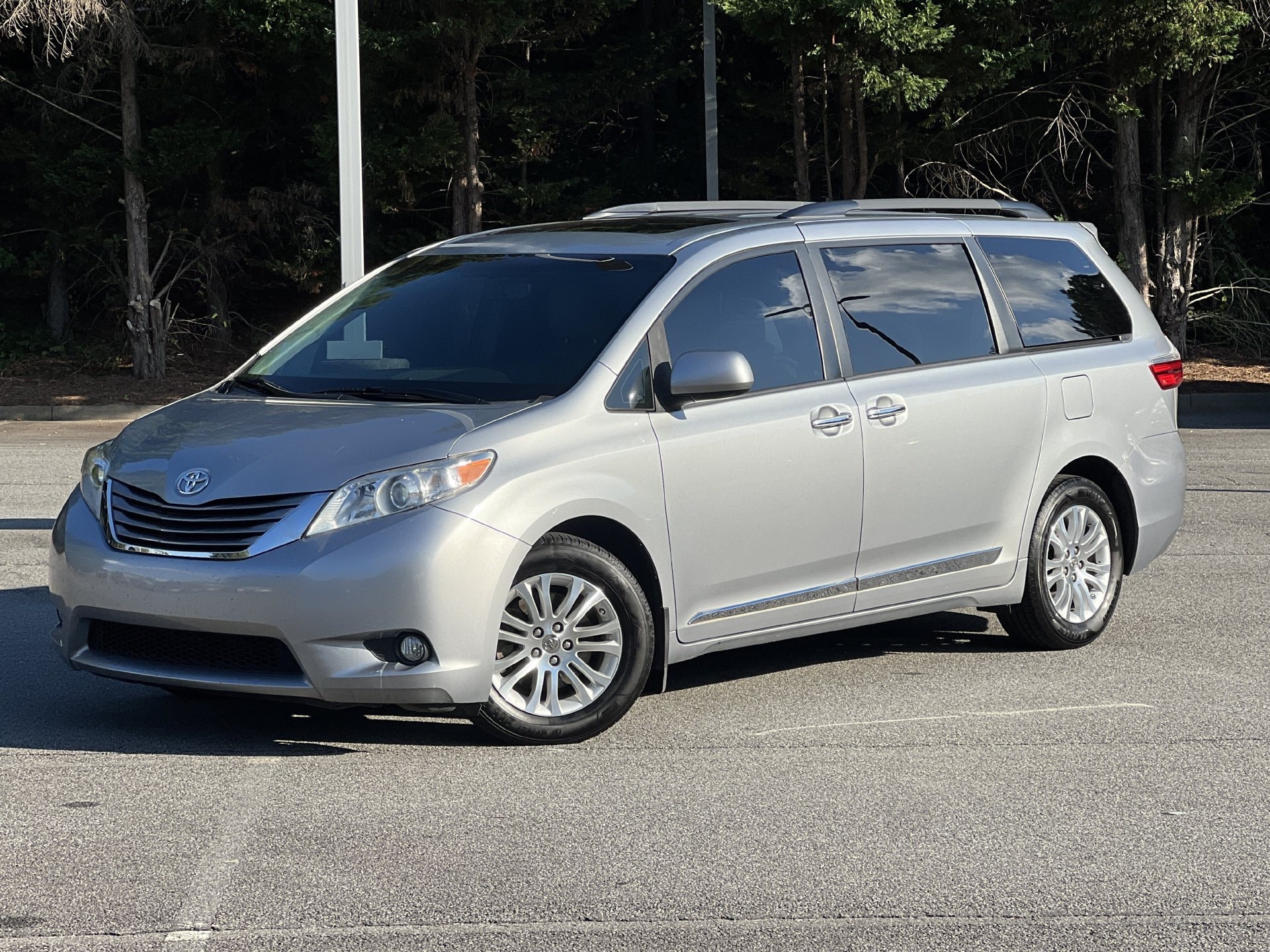 Silver Sky 2016 Toyota Sienna Minivan Front-Wheel Drive 6-Speed Automatic Overdrive