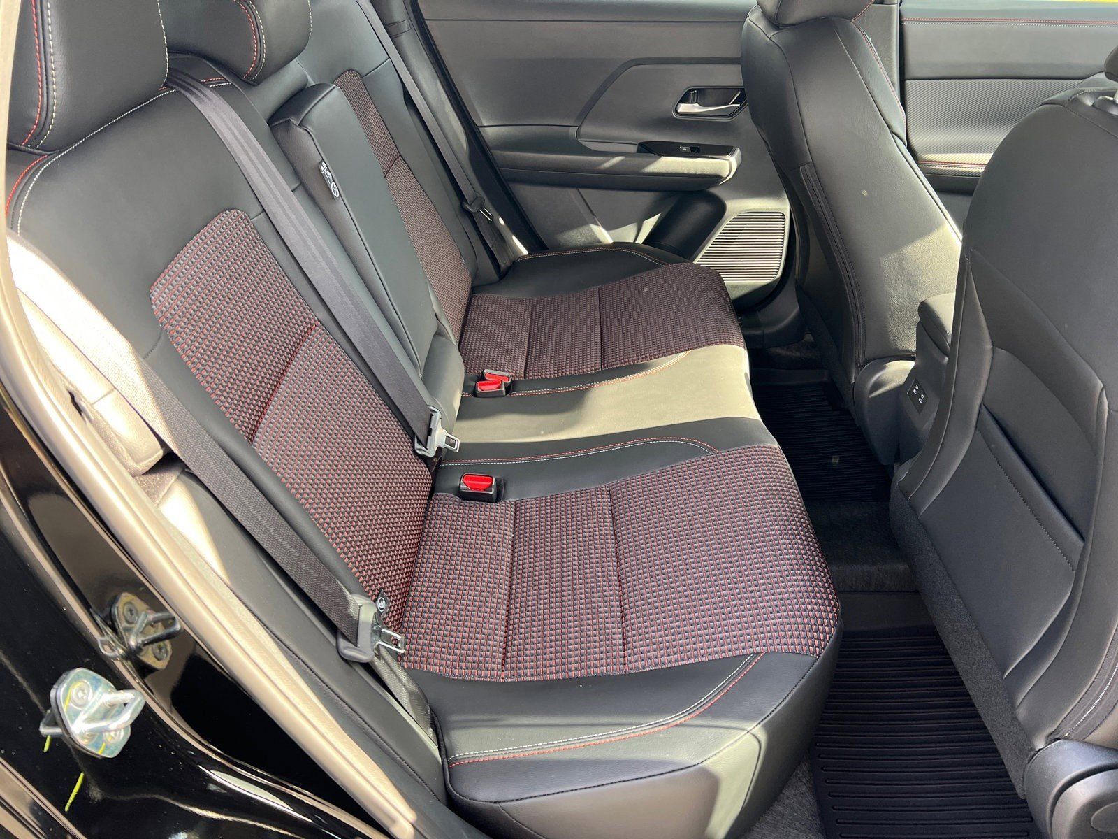 2026 Nissan KICKS SR - Photo 15