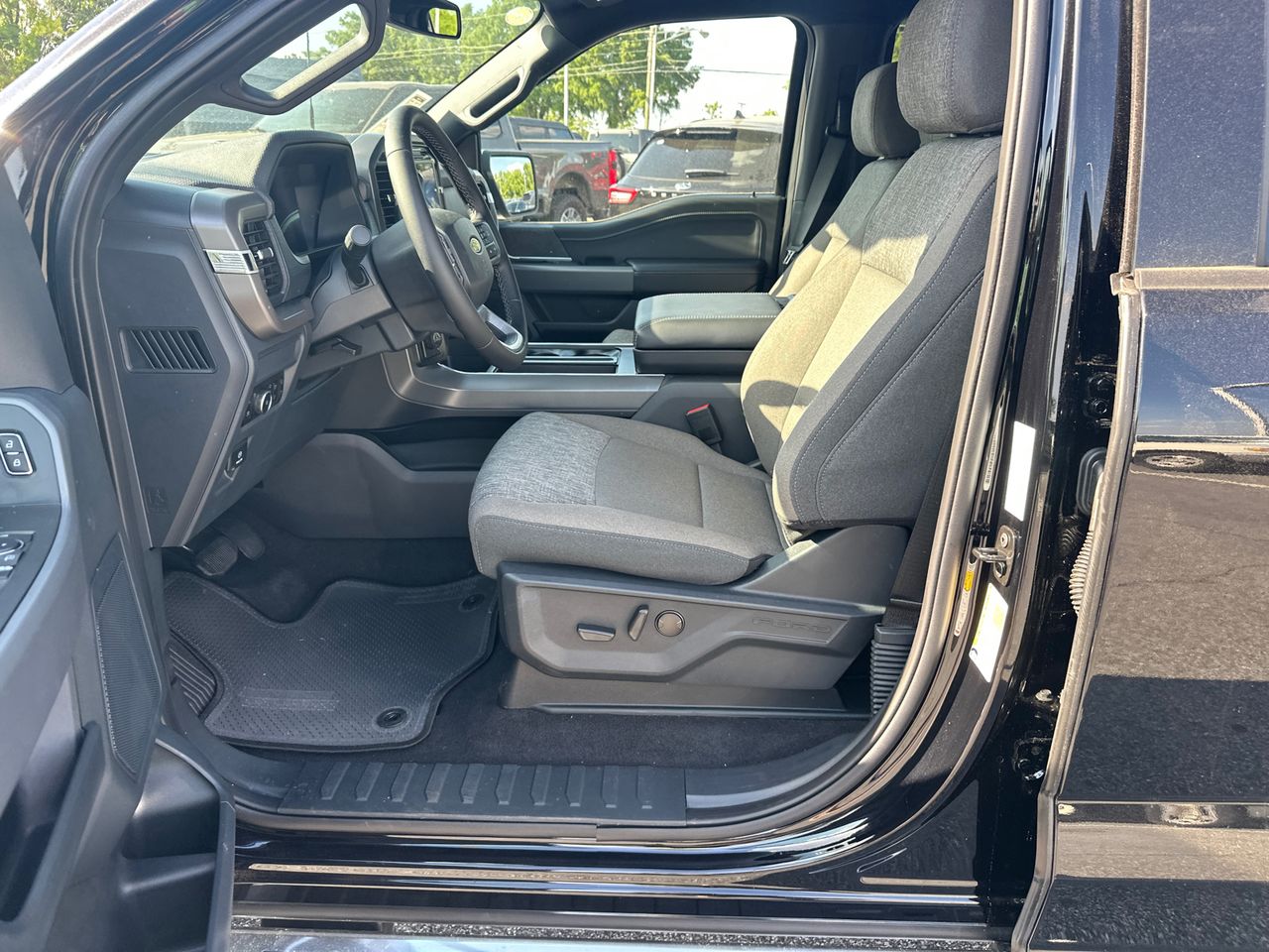 2025 Ford F-150 XLT - Photo 9
