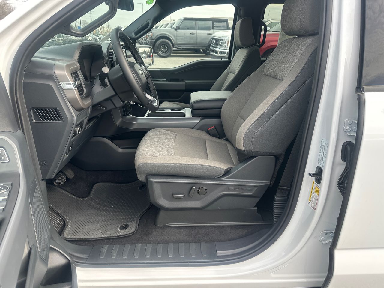 2025 Ford F-150 XLT - Photo 9