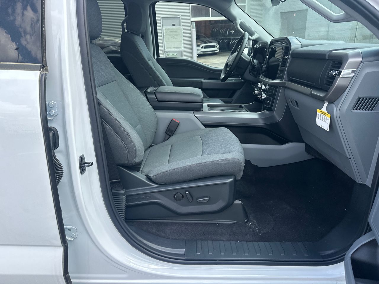 2025 Ford F-150 XLT - Photo 13