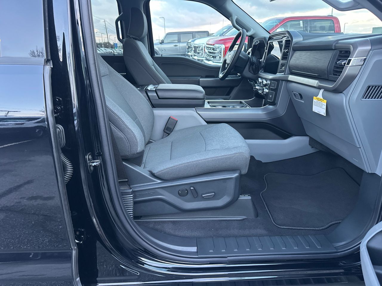 2025 Ford F-150 XLT - Photo 13