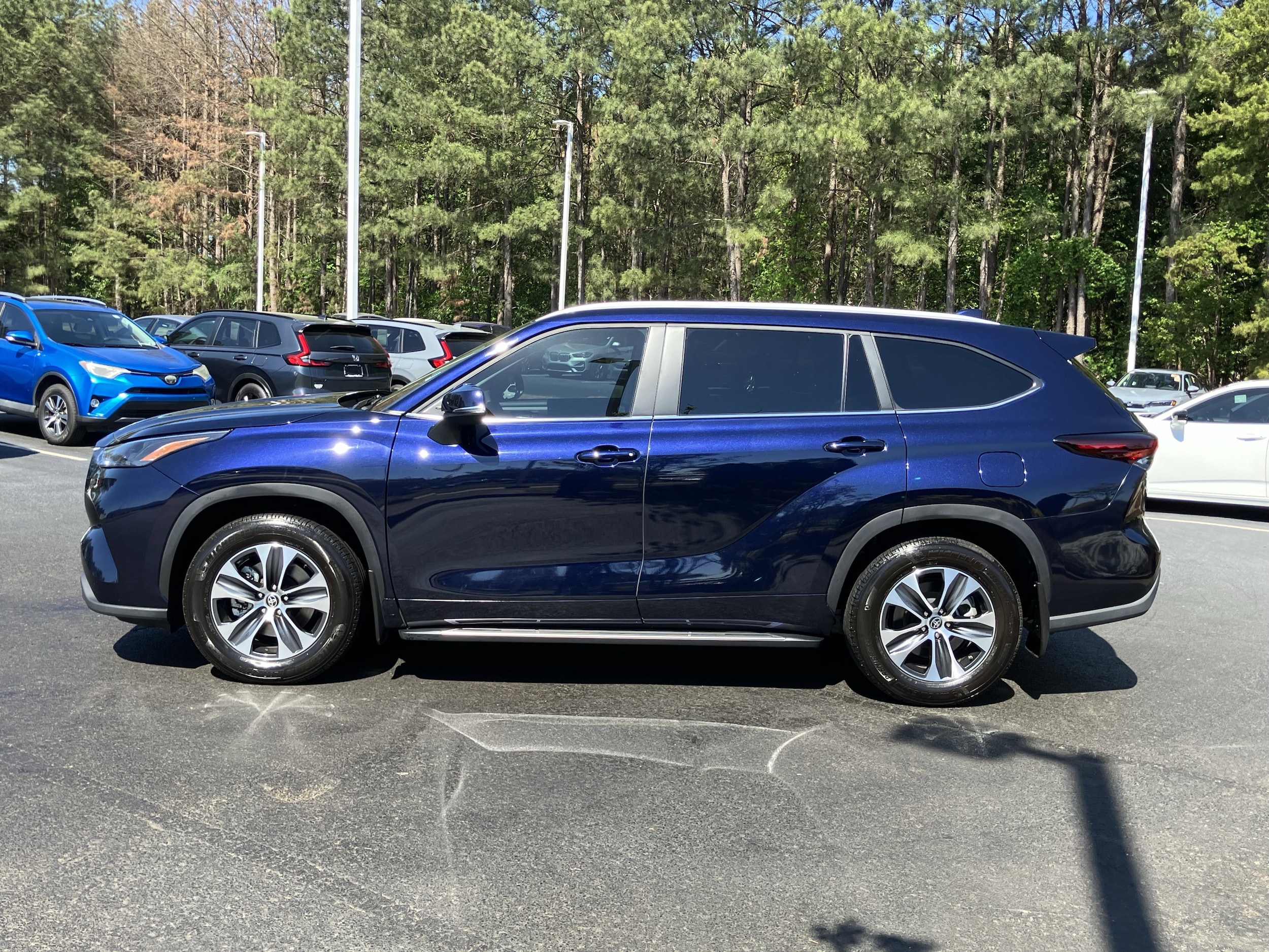 2025 Toyota Highlander XLE FWD photo 5