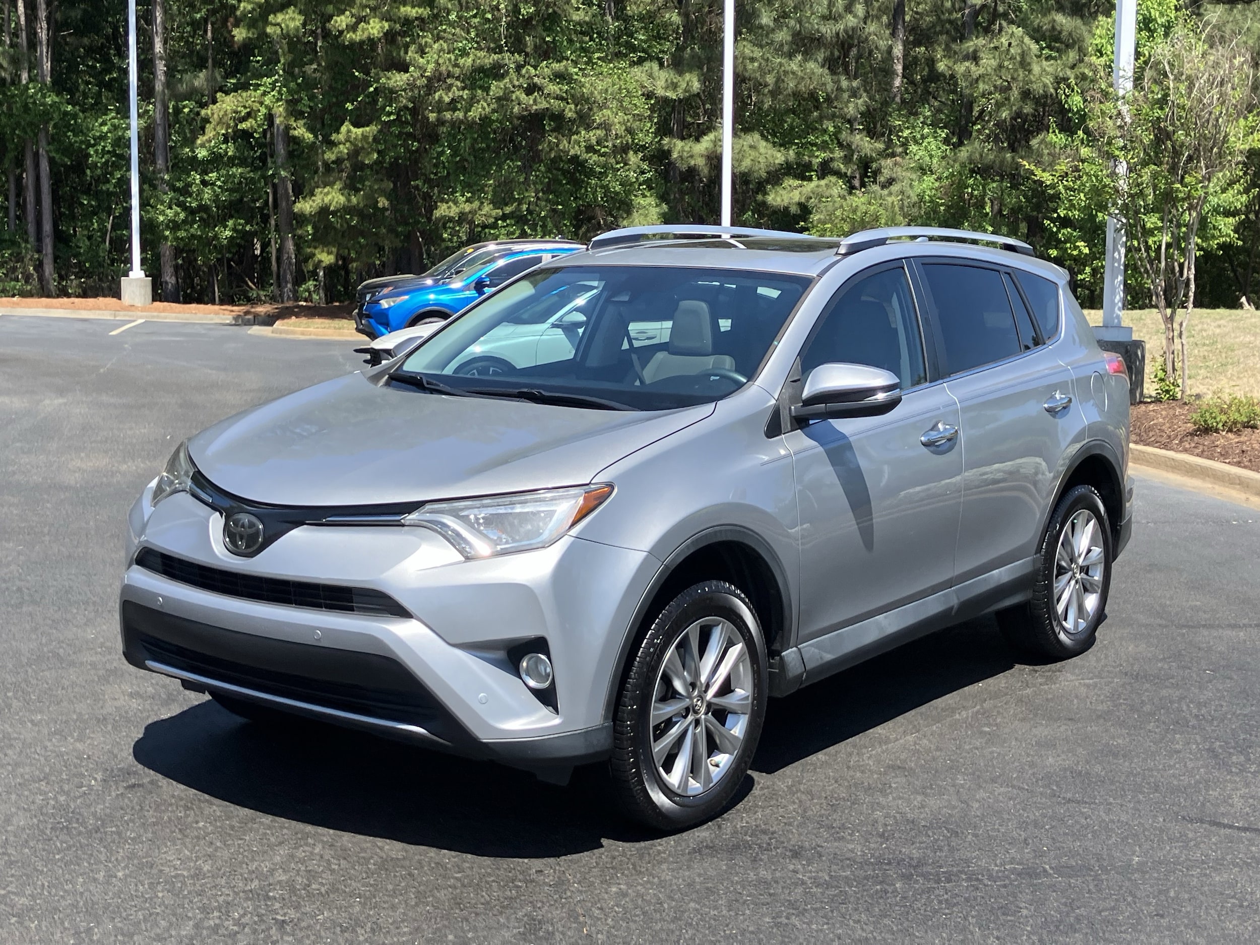 2016 Toyota RAV4 FWD 4dr Limited photo 5