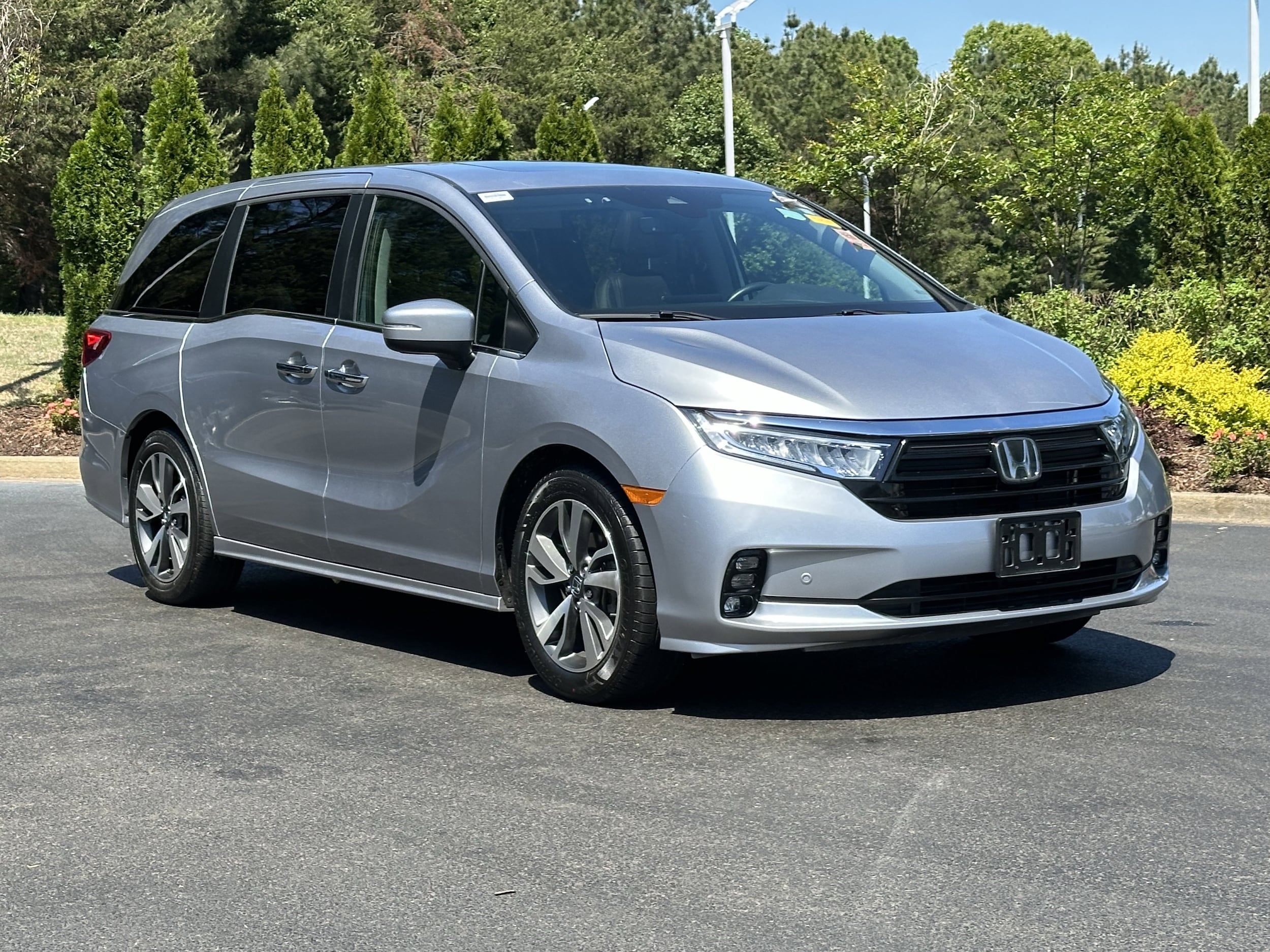 2023 Honda Odyssey Touring Auto photo 2