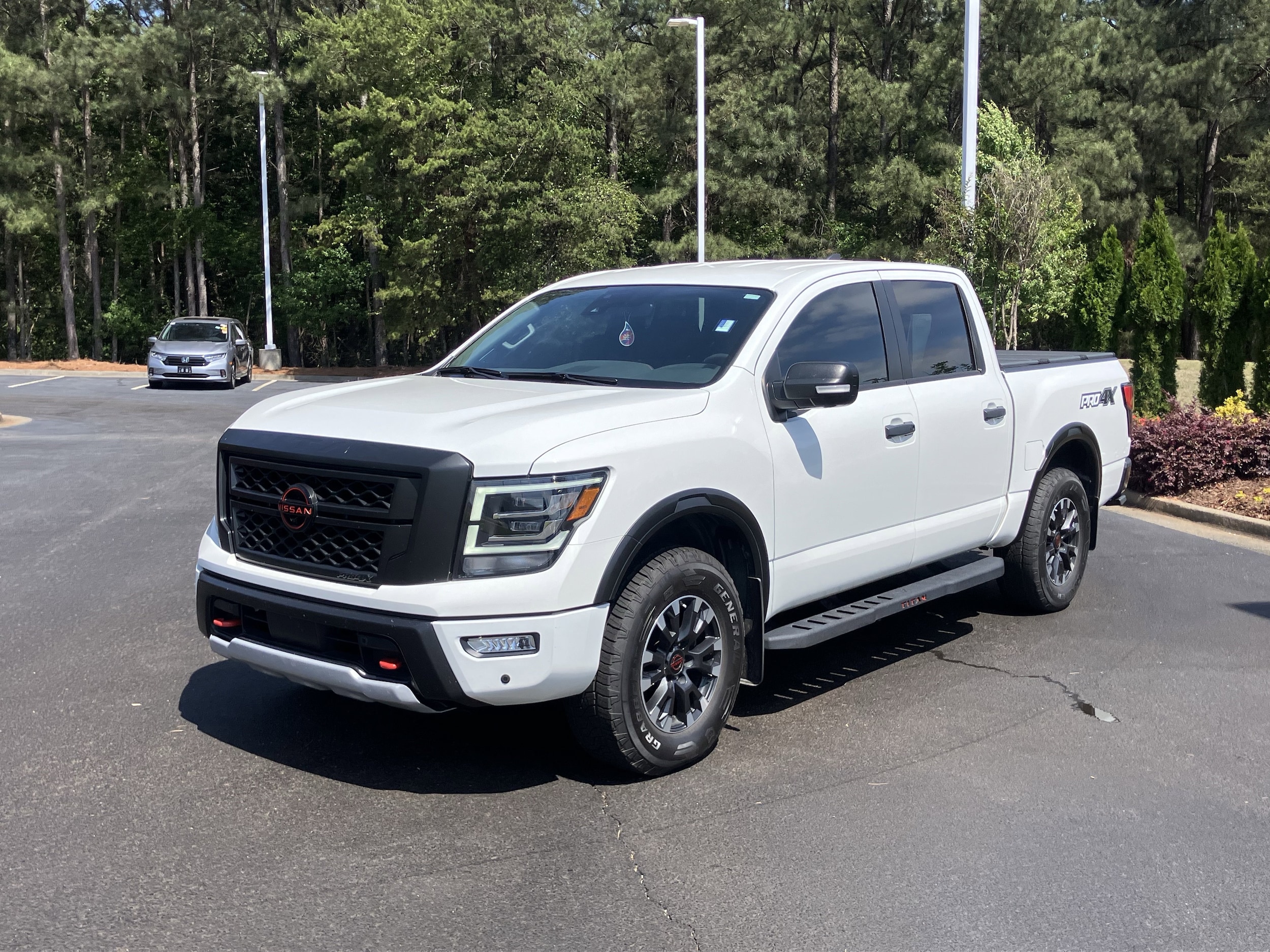 2023 Nissan Titan 4x4 Crew Cab PRO-4X photo 4