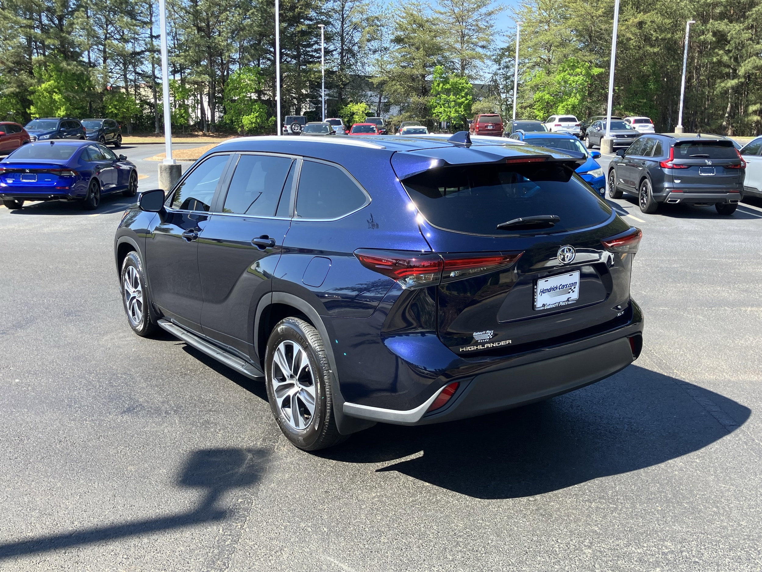 2025 Toyota Highlander XLE FWD photo 6