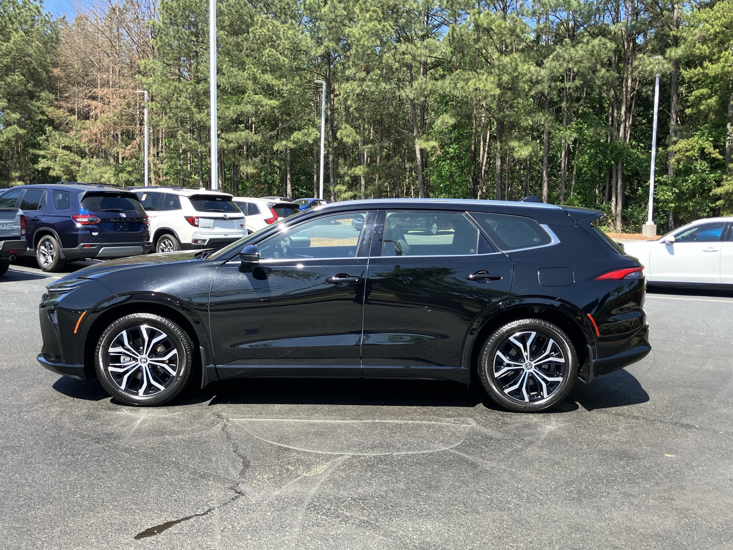 2025 Toyota Crown Signia XLE AWD photo 5