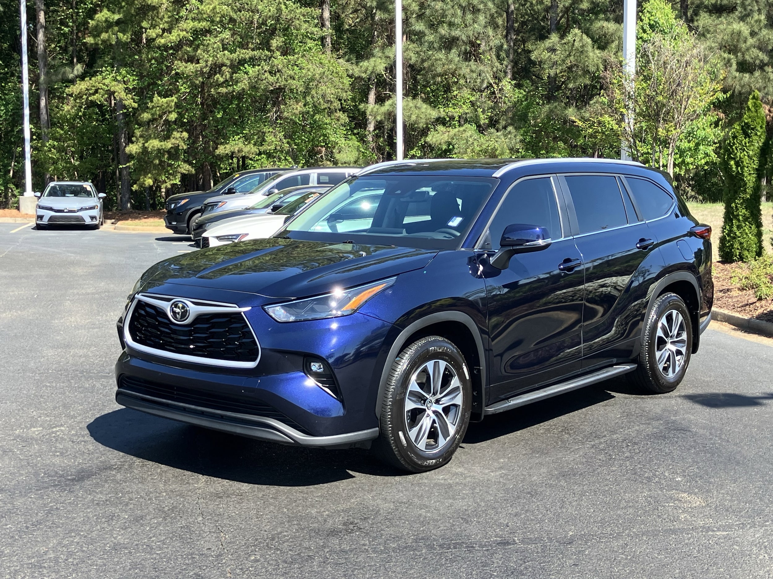 2025 Toyota Highlander XLE FWD photo 4