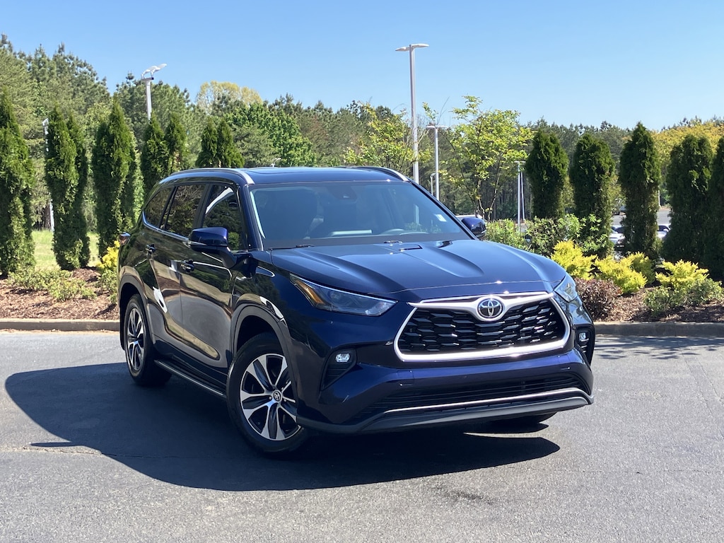 Used 2025 Toyota Highlander XLE FWD SUV