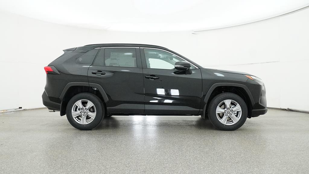 2025 Toyota RAV4 XLE photo 3