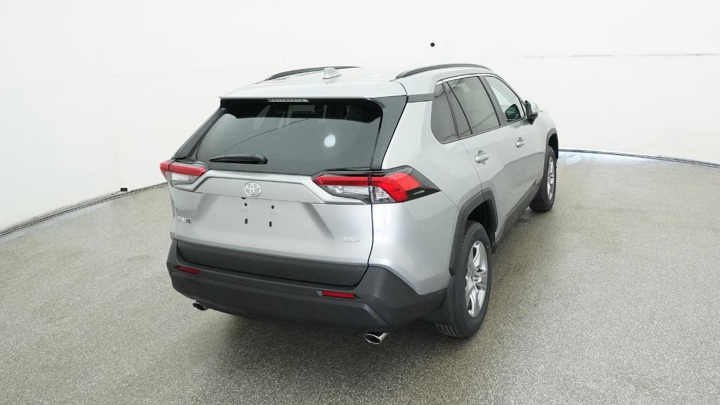 2025 Toyota RAV4 XLE photo 4