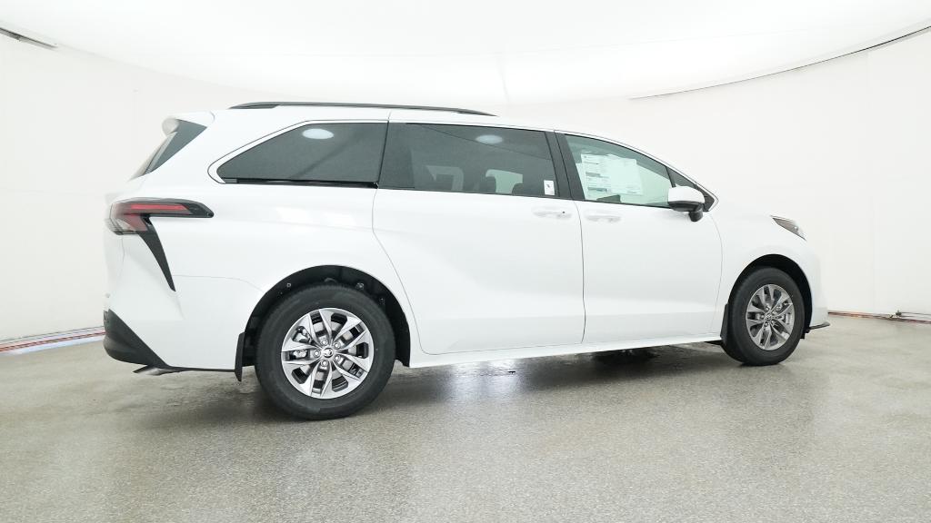2025 Toyota Sienna XLE photo 3