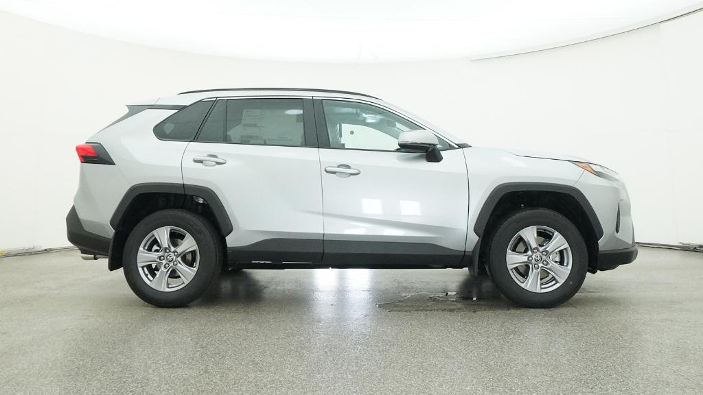 2025 Toyota RAV4 XLE photo 3