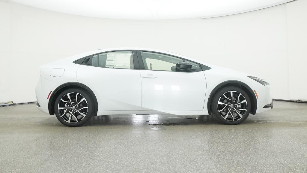 2025 Toyota Prius XSE Plug-in Hybrid photo 2