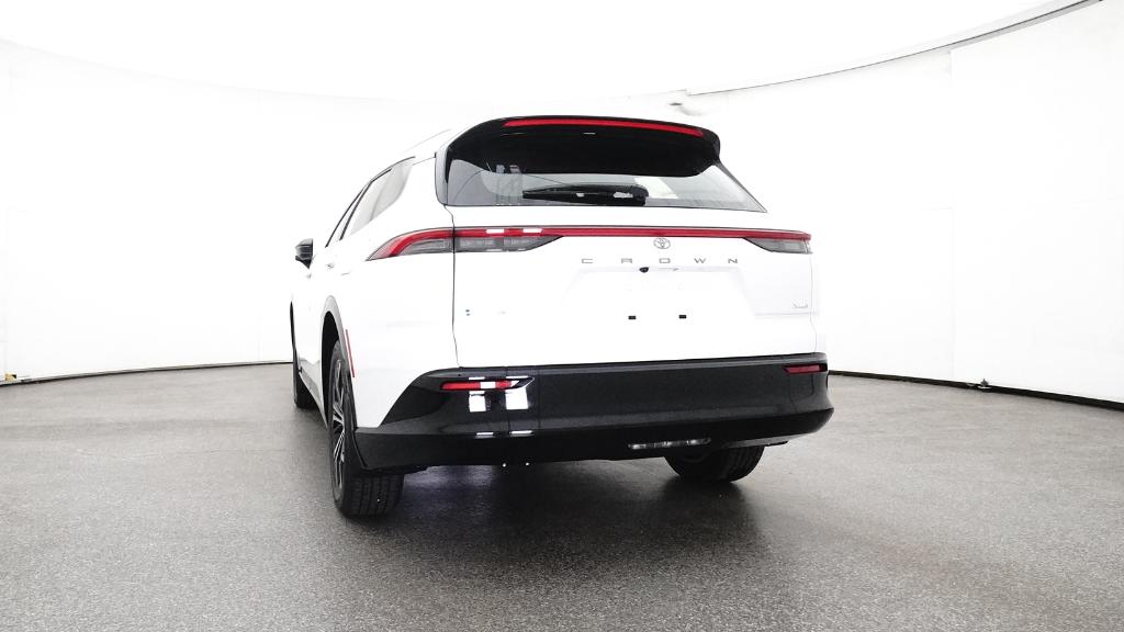 2025 Toyota Crown Signia XLE photo 3