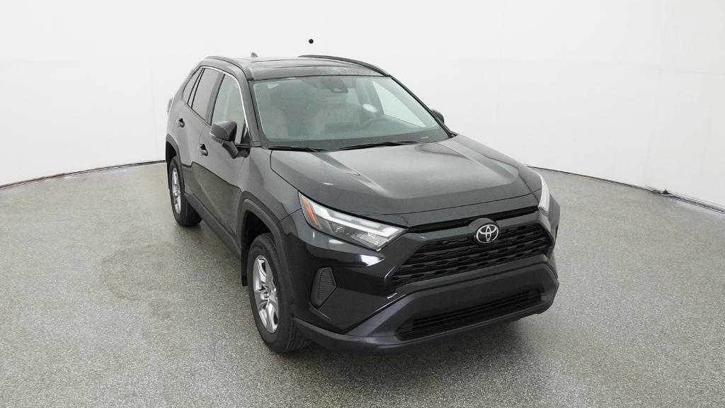 2025 Toyota RAV4 XLE photo 4