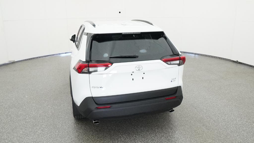 2025 Toyota RAV4 Hybrid XLE photo 4