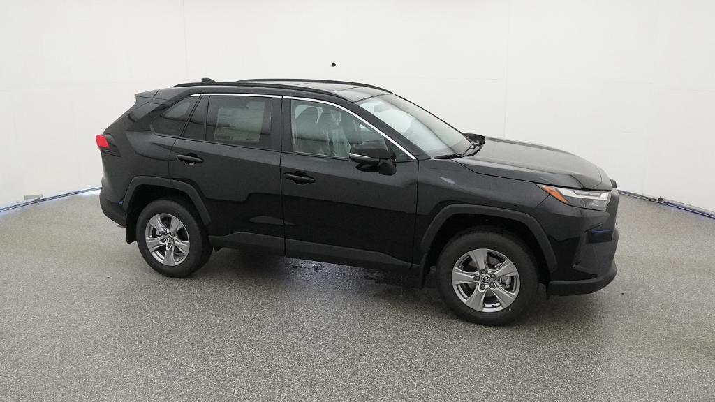 2025 Toyota RAV4 XLE photo 4