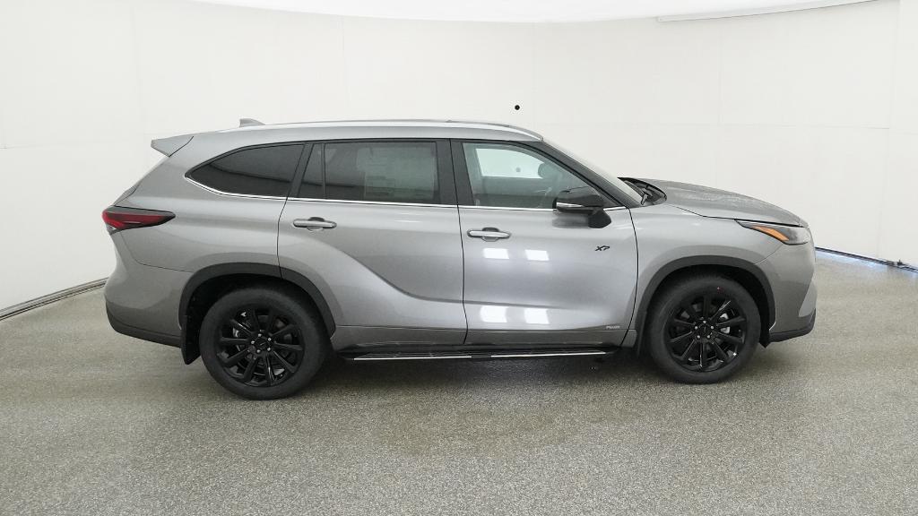 2025 Toyota Highlander XLE Limited photo 3