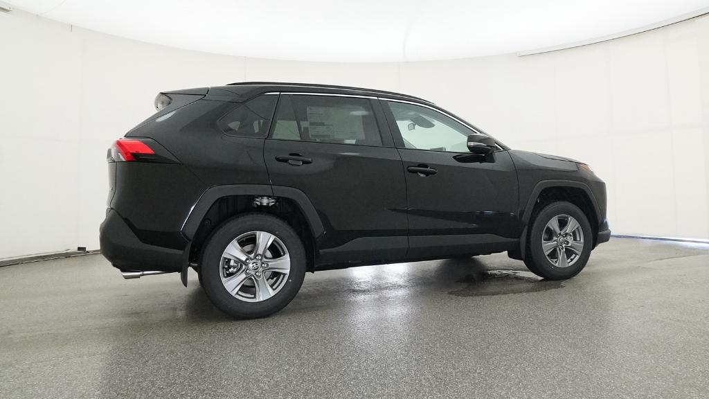 2025 Toyota RAV4 XLE photo 4