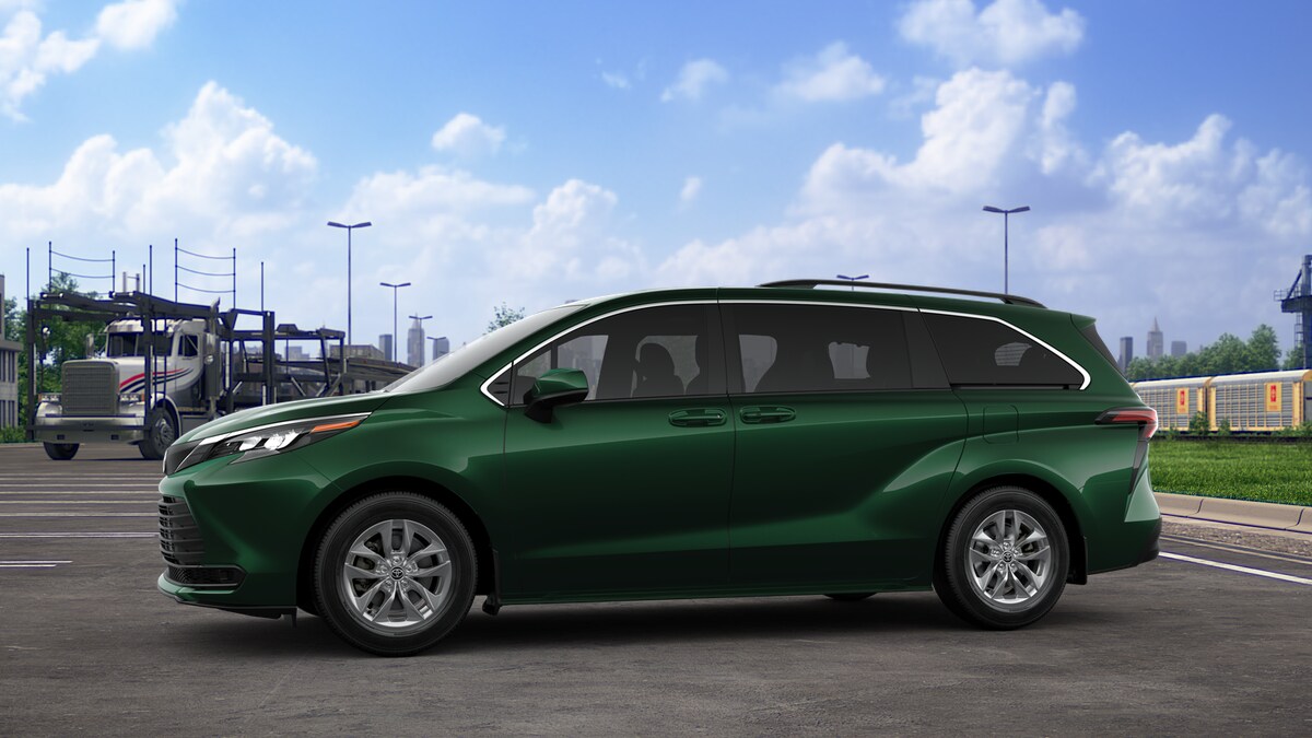 2025 Toyota Sienna LE photo 3