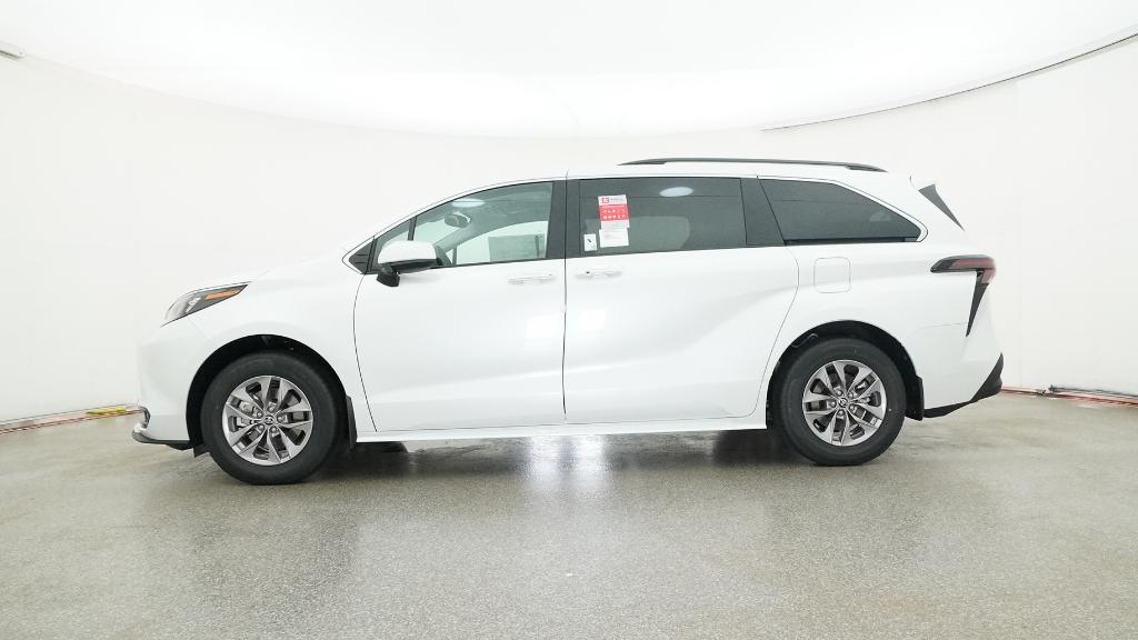 2025 Toyota Sienna XLE photo 4