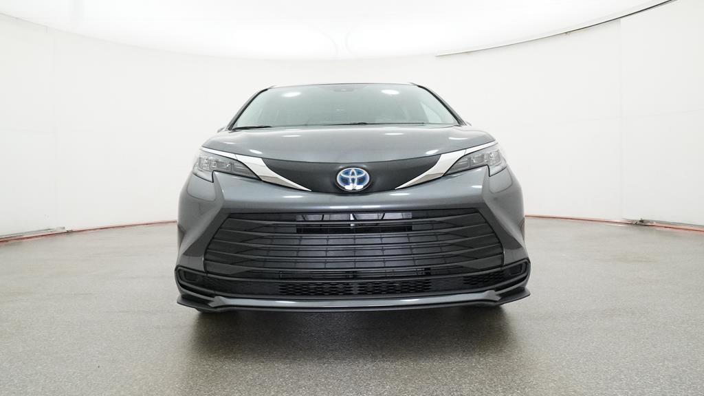2025 Toyota Sienna LE photo 3