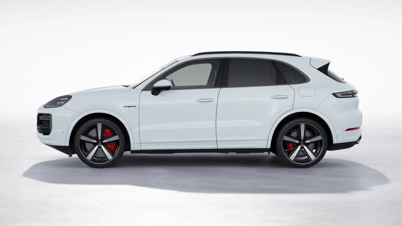 2025 Porsche Cayenne E-Hybrid Turbo photo 2