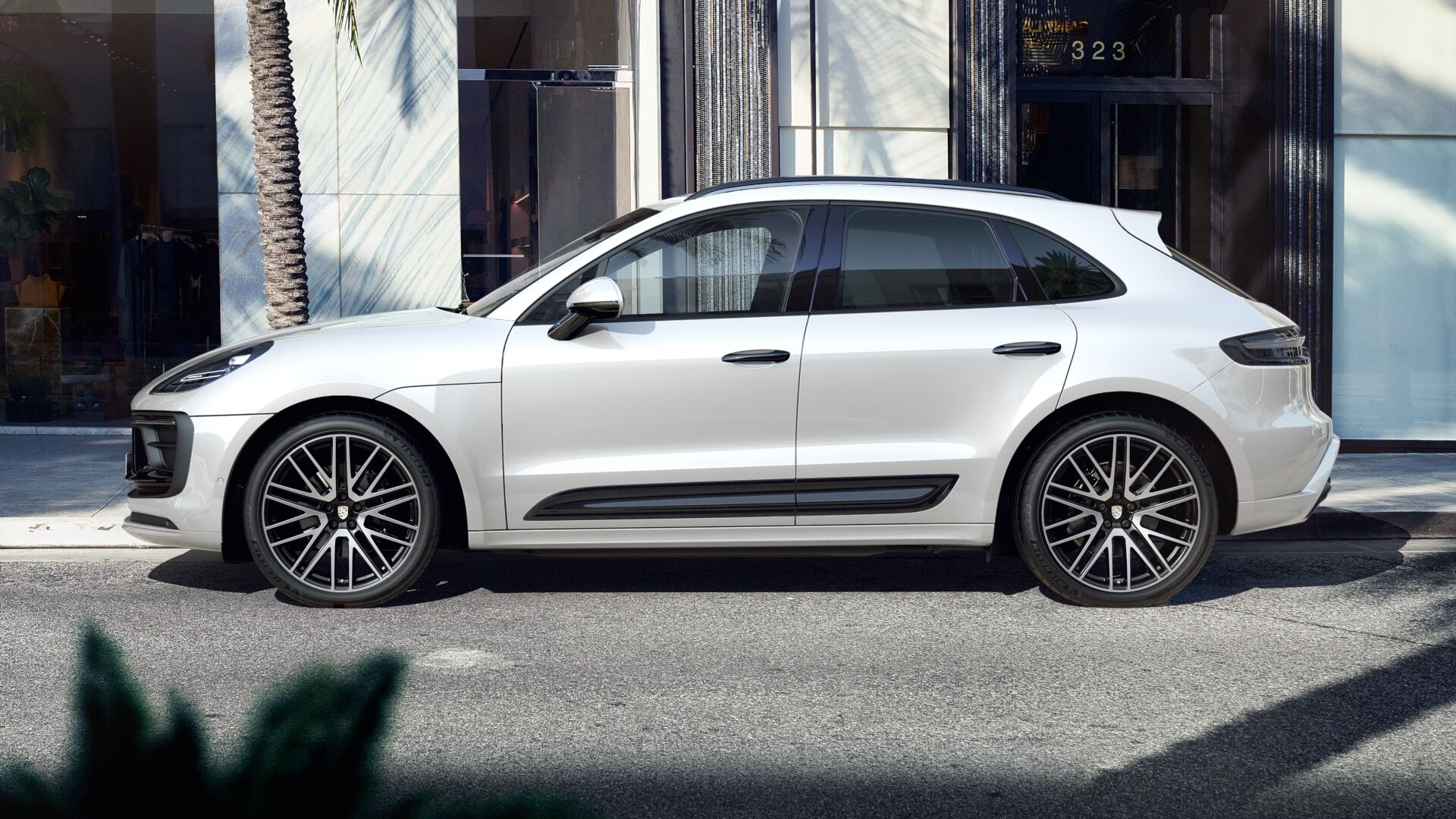 2025 Porsche Macan T photo 2