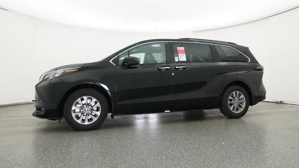 2025 Toyota Sienna XLE photo 2