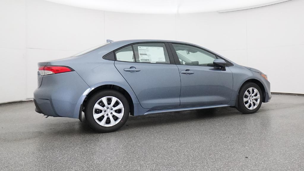 2025 Toyota Corolla LE photo 3