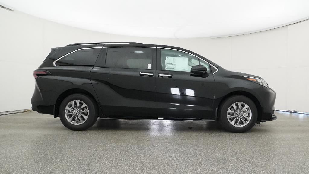 2025 Toyota Sienna XLE photo 4