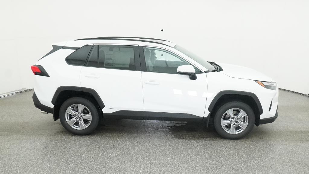 2025 Toyota RAV4 Hybrid XLE photo 3