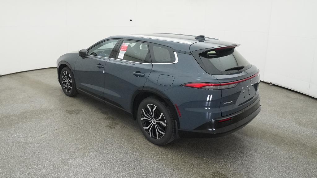 2025 Toyota Crown Signia XLE photo 2