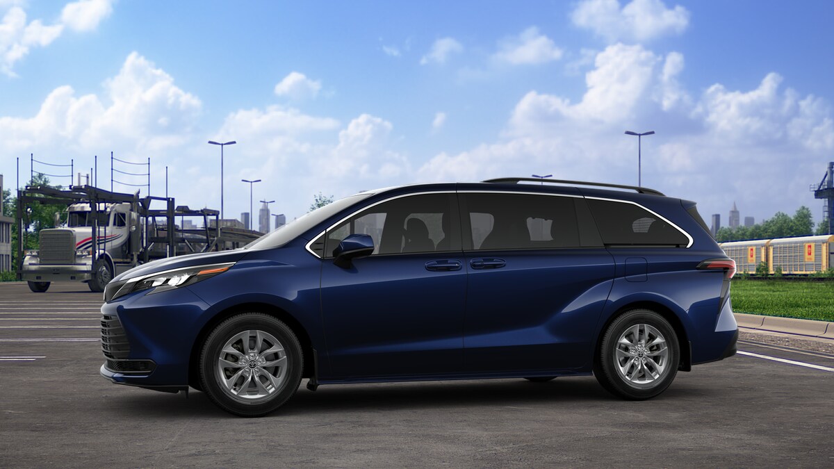 2025 Toyota Sienna LE photo 3
