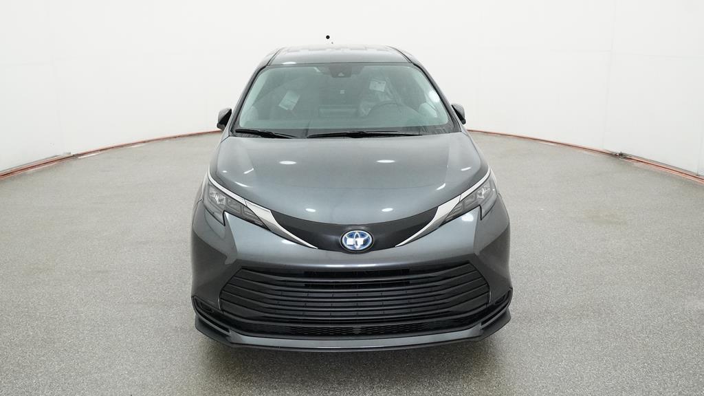 2025 Toyota Sienna LE photo 2